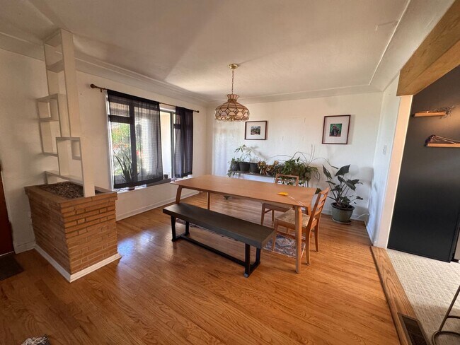Building Photo - Beautiful home near UNM/CNM. 3 Bedroom 2 bath