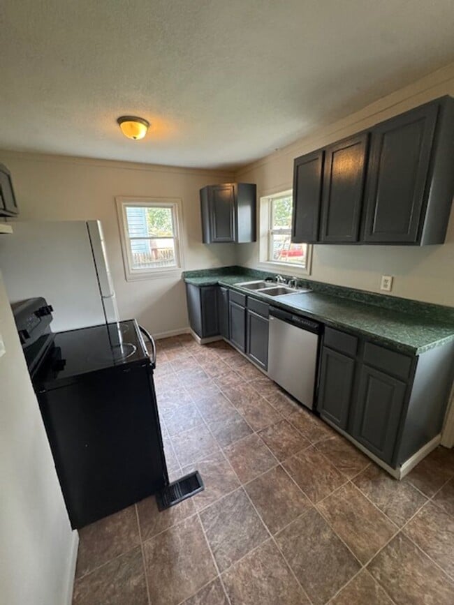 Building Photo - 2323 Shadybrook Dr