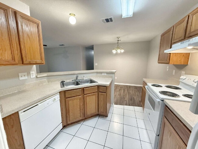 Building Photo - Spacious 3 Bedroom, 2 Bath Duplex with 1-C...