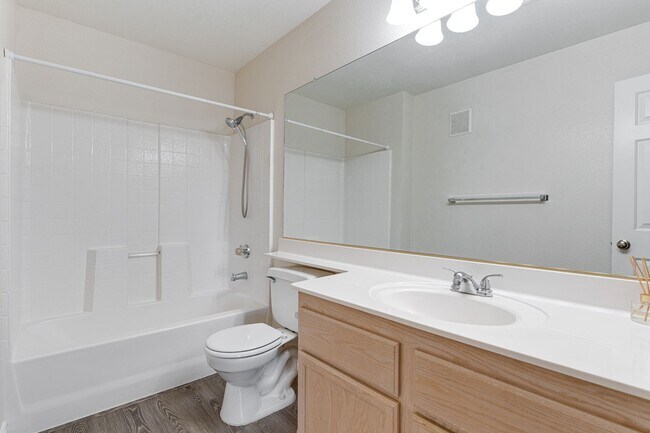 Building Photo - Spacious and Stylish Green Valley First-Floor Unit!!