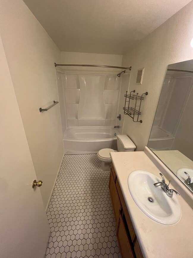 Building Photo - 3 bedrom 2.5 bath Gated Community Townhome with community  Pool, Spa & Private Garage