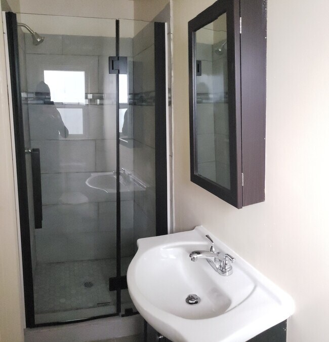 bathroom #1 inside master bedroom #2 - 11043 Ophir Dr