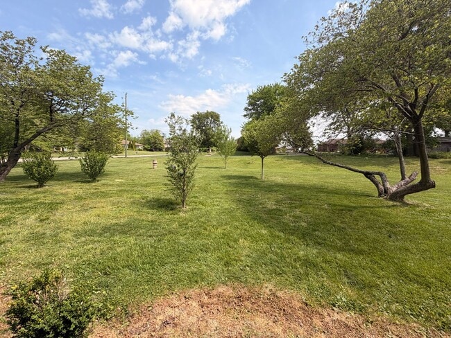 Building Photo - Hilltop Charm in Floyds Knobs – Spacious All-Brick Beauty with Room to Grow!