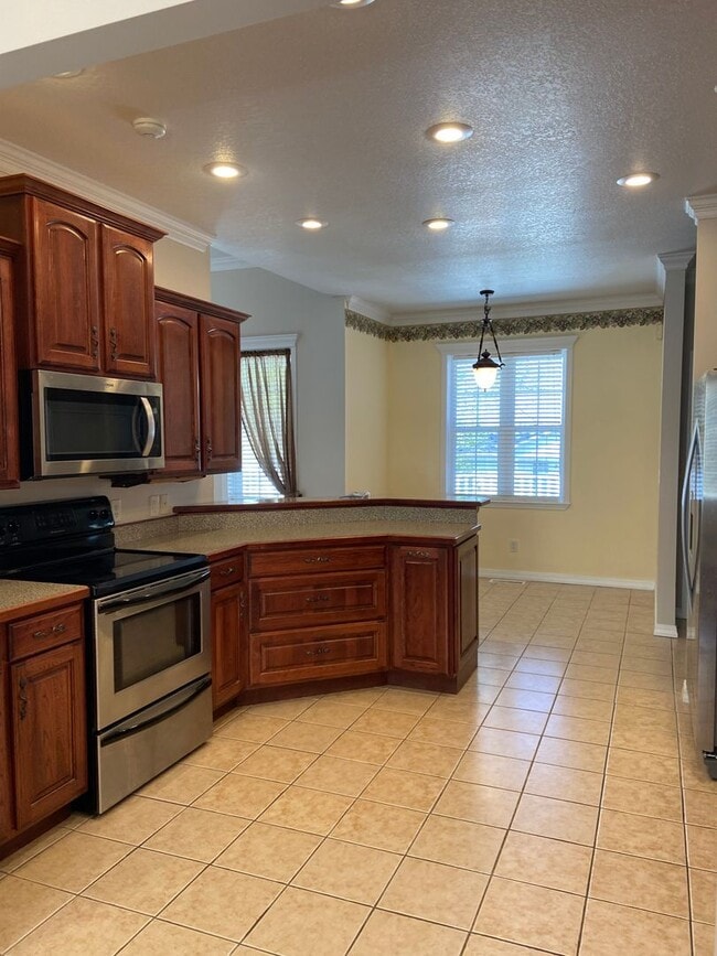 Building Photo - Beautiful Custom 3 bedroom, 2.5 bath home for lease in Poplar Bluff