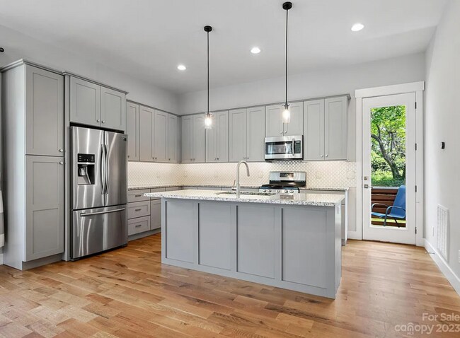 Building Photo - Lovely Asheville Rental!