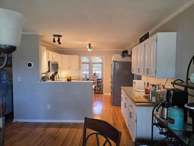 Building Photo - Beautiful 3 bedroom, 2 bath house with one...