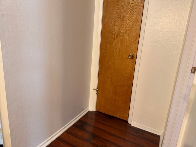 Building Photo - 2 story updated townhouse In Rosemont 2/1