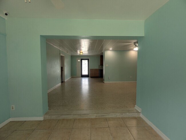 Building Photo - For Rent: 4 Bedroom, 3  Bathroom, Office/Den, Sunroom/Florida room, Large Shed, Huge backyard