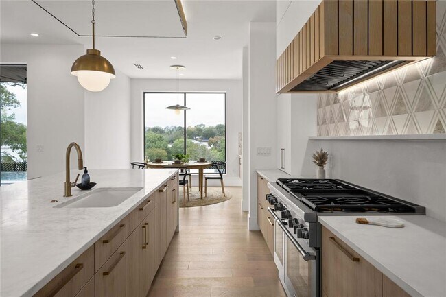 Building Photo - 2401 Oakhaven Cir