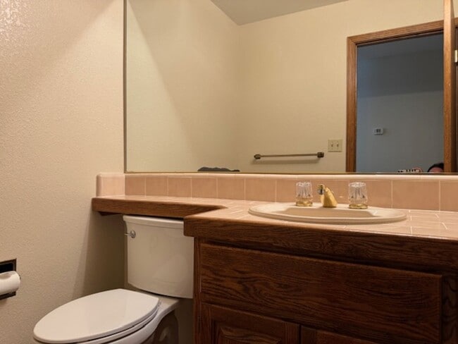 Building Photo - Spacious 4 bedroom, single level home in M...