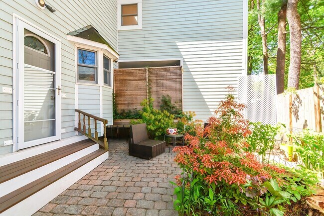 Building Photo - 3 Forest St