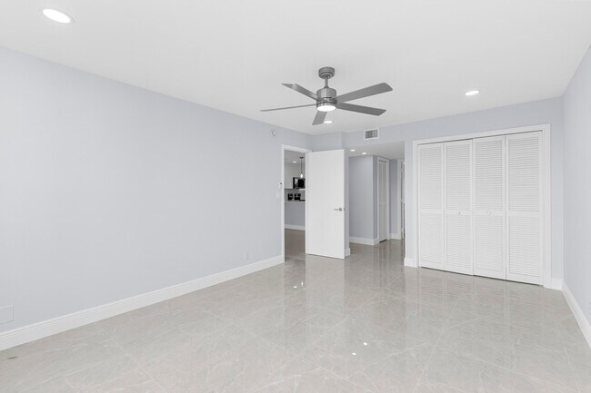 Building Photo - 2901 S Palm Aire Dr