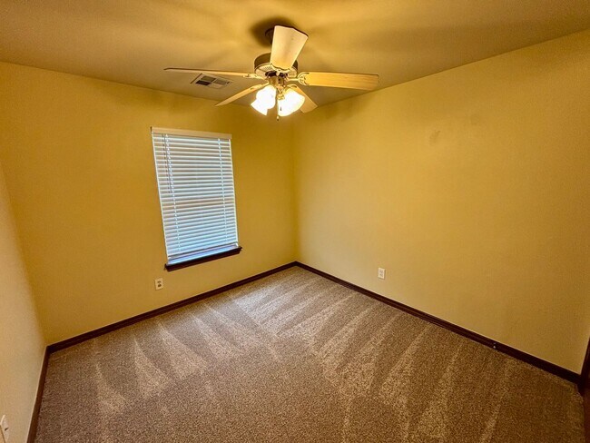 Building Photo - Charming 4 Bed 2 Bath in Yukon