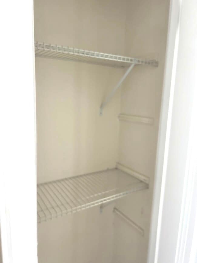 Building Photo - 5427 W Montrose Ave