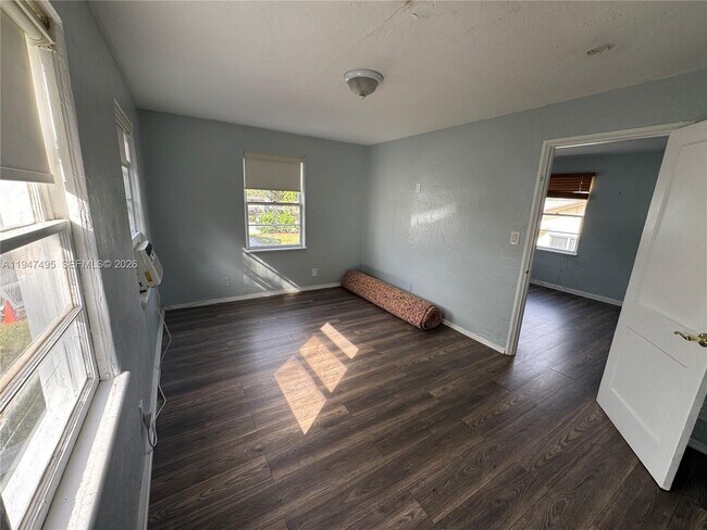 Building Photo - 921 N 17th Ct