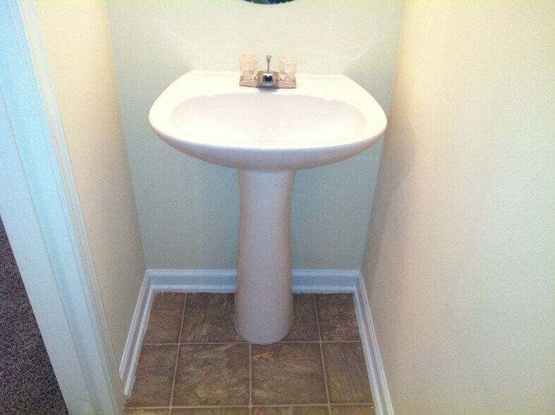 Building Photo - 7160 Grosbeak St