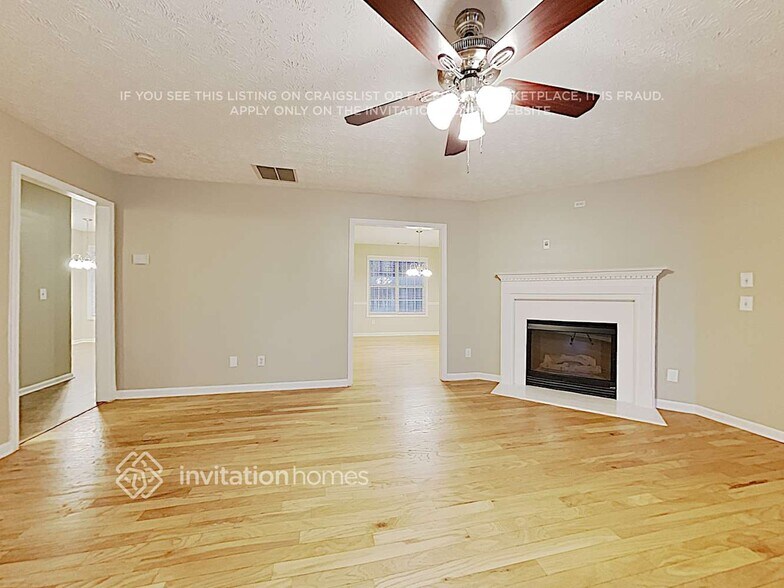 Building Photo - 690 Castlebrooke Dr SE