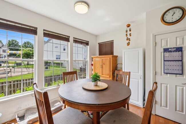 Building Photo - Stunning single-family home filled with th...