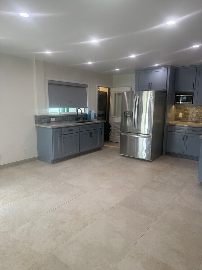 Building Photo - AWESOME COMPLETELY REMODELED 2 BEDROOM 1.5 BATH UNIT