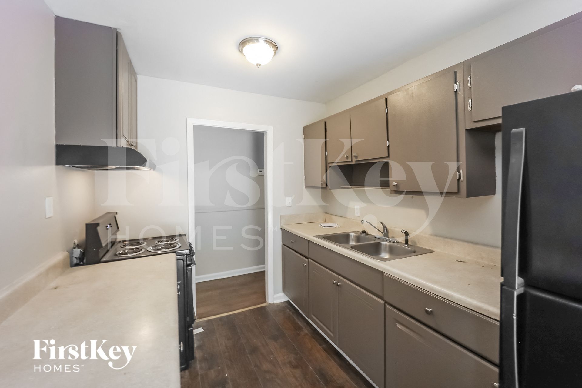 Building Photo - 642 Roxbury Dr