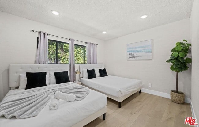 Building Photo - 2617 S Beverly Dr