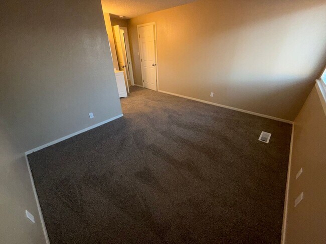 Building Photo - Upgrade Your Living: Spacious 4-Bedroom Ho...