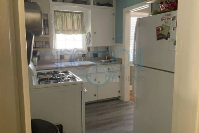 Building Photo - 2BR/1BA brick bungalow in Stiff Station, steps from UAMS!