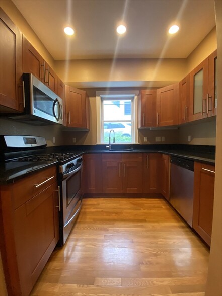Primary Photo - 1592 Beacon St