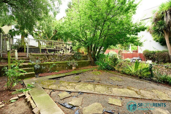 Building Photo - Haight/Ashbury: Top Floor w/ Garage Parkin...
