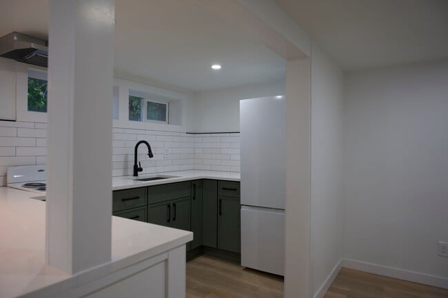 Building Photo - 1bd/1ba Seattle Duplex