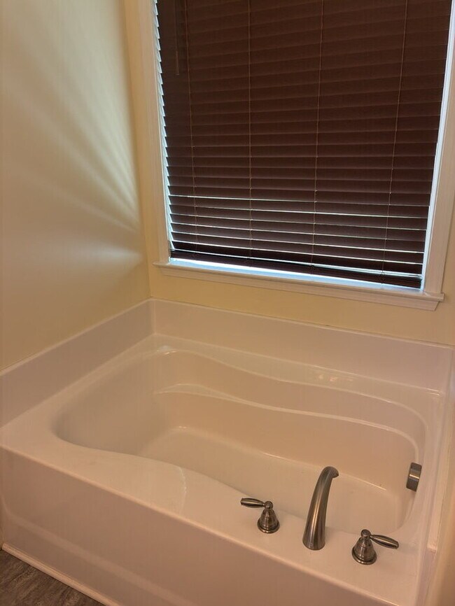 Building Photo - "Charming 3-Bedroom Home with 2 Full Baths in Greenville's Forest Ridge!"