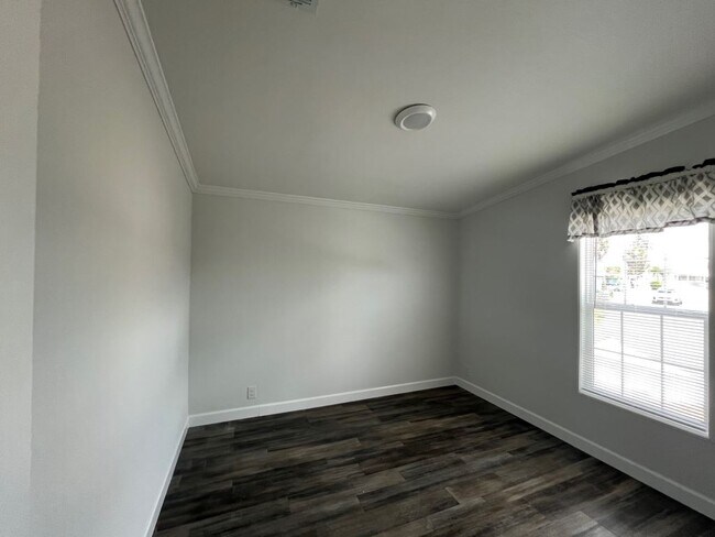 Building Photo - 173 Eland Dr