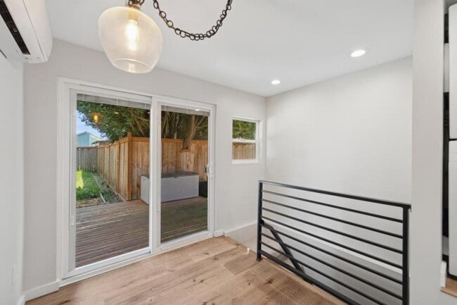Building Photo - 3 bedroom in Seattle WA 98103