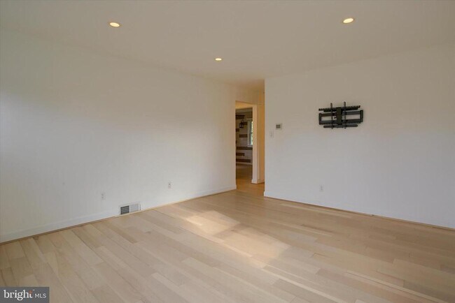 Building Photo - 2400 Linglestown Rd