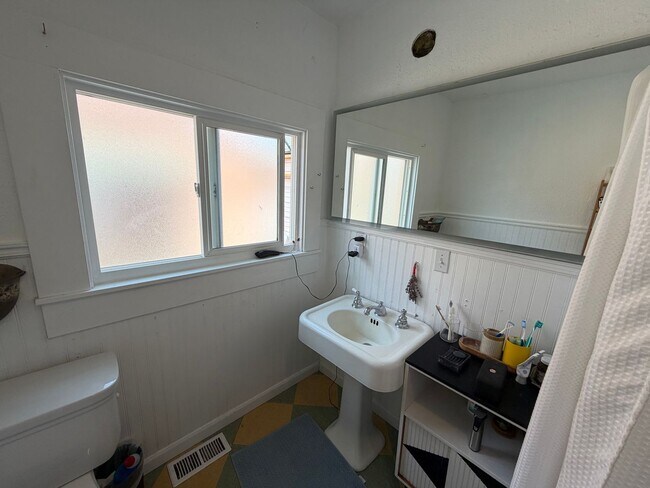 Building Photo - Charming 1,100 Sq Ft 2BR Home in South Park - Prime Seattle Location - Washer/Dryer in Unit!