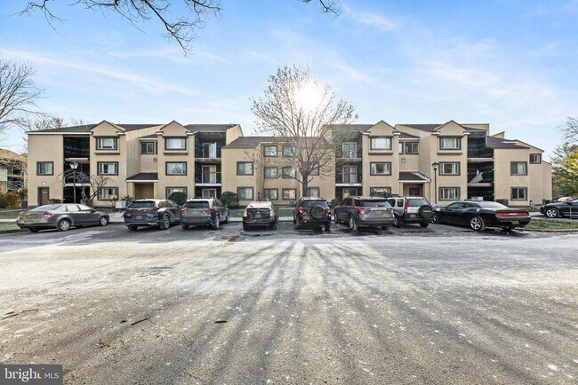 Building Photo - 3226 Sayre Dr