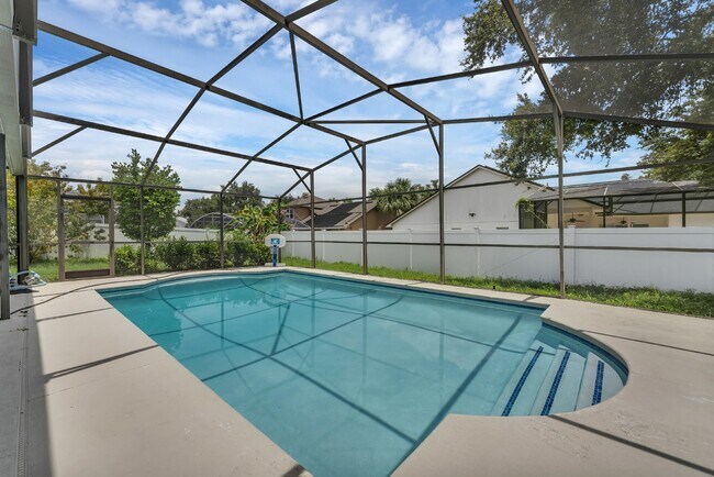 Building Photo - Spacious 6-bedroom, 3-bathroom and pool Tu...