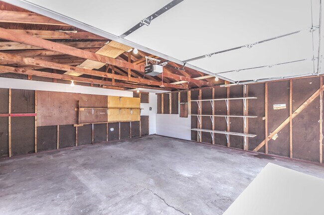 Building Photo - Adorable 2 Bedroom 1 Bath - 2 Stall Detach...