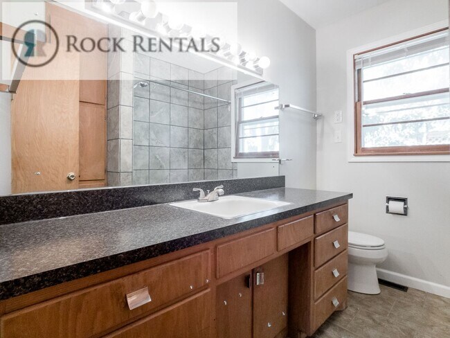 Building Photo - 4 Bed 2 Bath in Arlington