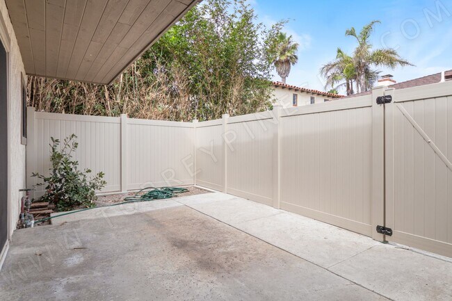 Building Photo - STUNNING 3BR Townhome with Garage, 1 BLOCK...