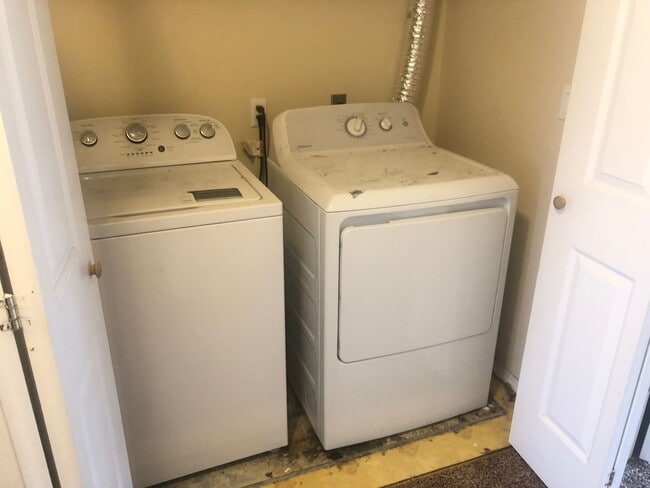 Building Photo - Beautiful 3BR, 2.5 bath townhouse in north Normal. Over 2300 square feet. Large finished basement...