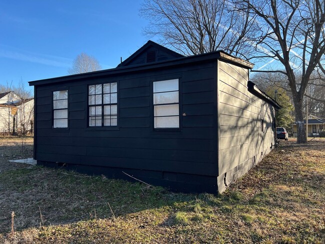 Building Photo - Beautiful 3 bedroom 1 bath