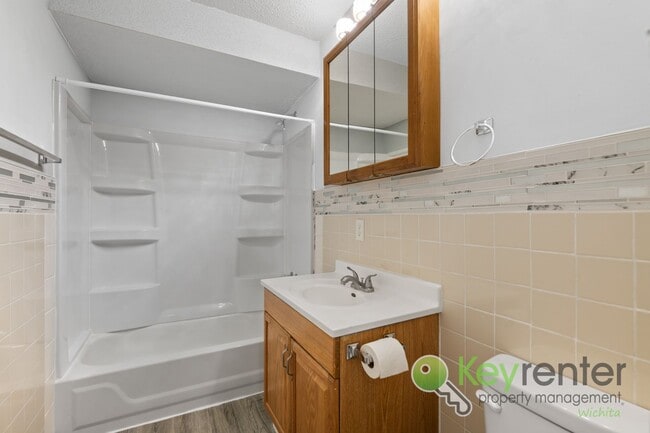 Building Photo - Freshly remodeled 2 bedroom + 2 bonus room...