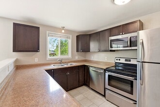 Building Photo - $2,120.95 with $300 off the first month's rent, 2 Beds - 2 Bath, Duplex in Lakewood with Cozy Car...