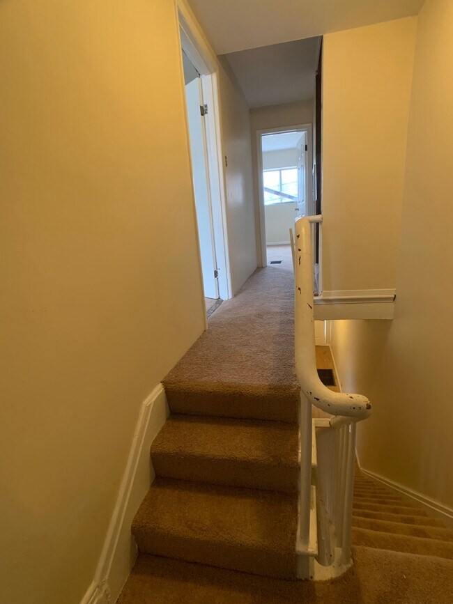Building Photo - Great 2 bed 2 bath with bonus attic space house located steps from shopping.