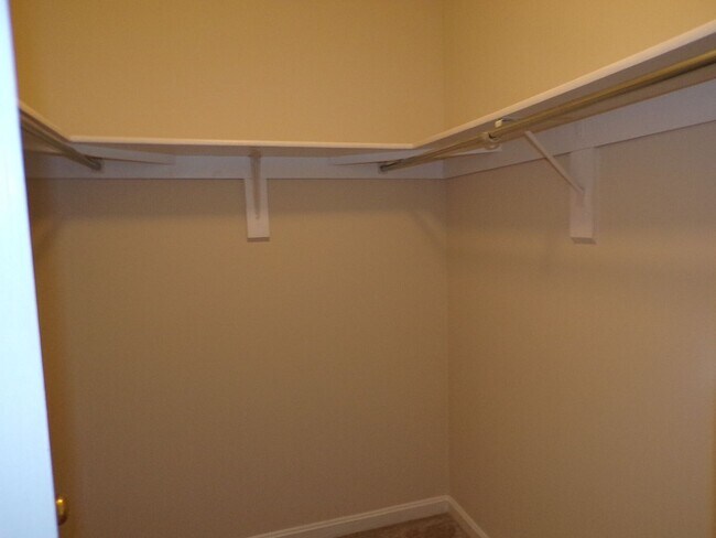Building Photo - Three Bedroom Townhouse Conveniently Located In Springfield