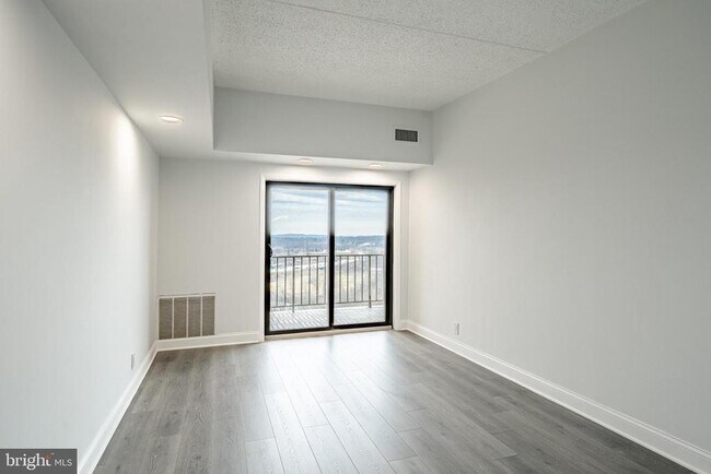 Building Photo - 21510 Valley Forge Cir