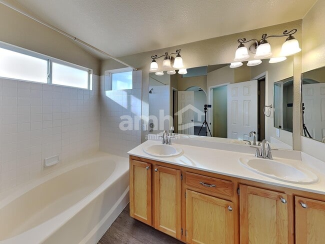 Building Photo - 9563 Lavarun Ct