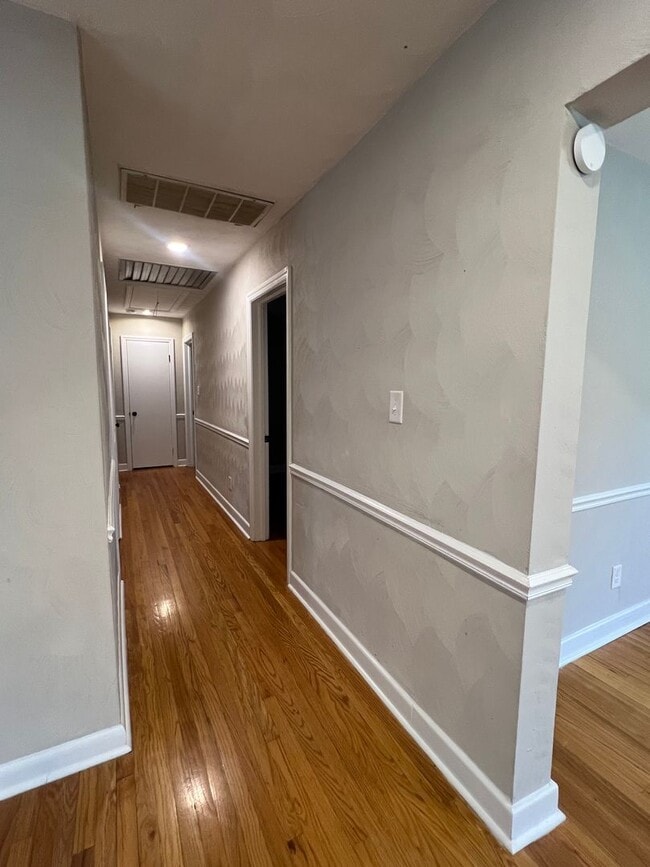 Building Photo - Updated and Spacious ranch in CAMELLIA ACRES