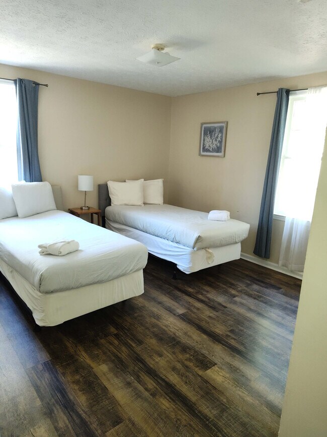 Building Photo - 3912 Crestview Dr